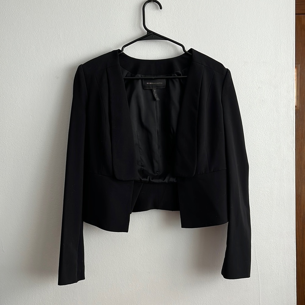Cropped BCBG blazer in black